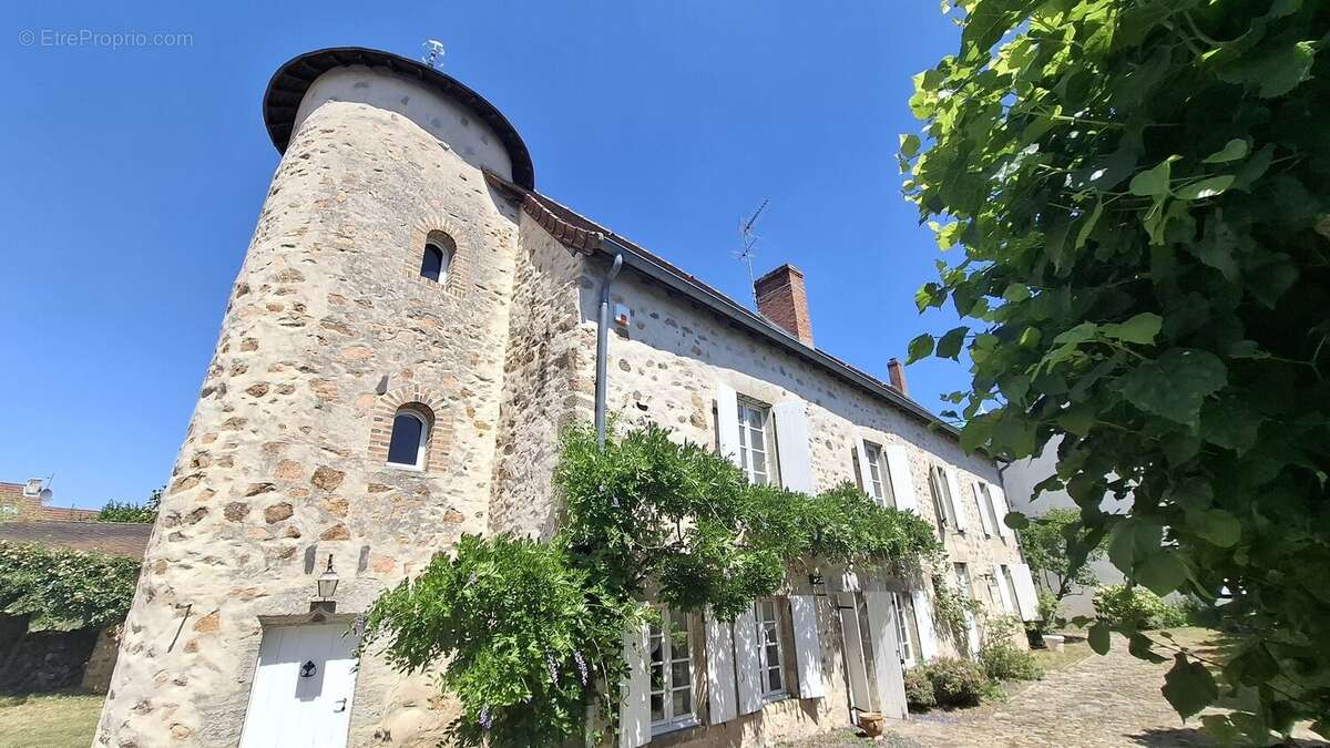 A vendre à Busset, très belle propriété de 11 pièces avec piscine et grange. - photo 5