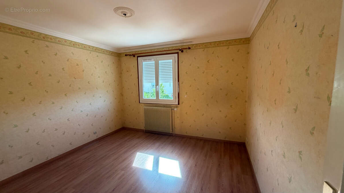 Maison de 89 m2 avec sous-sol complet et jardin arboré - photo 9