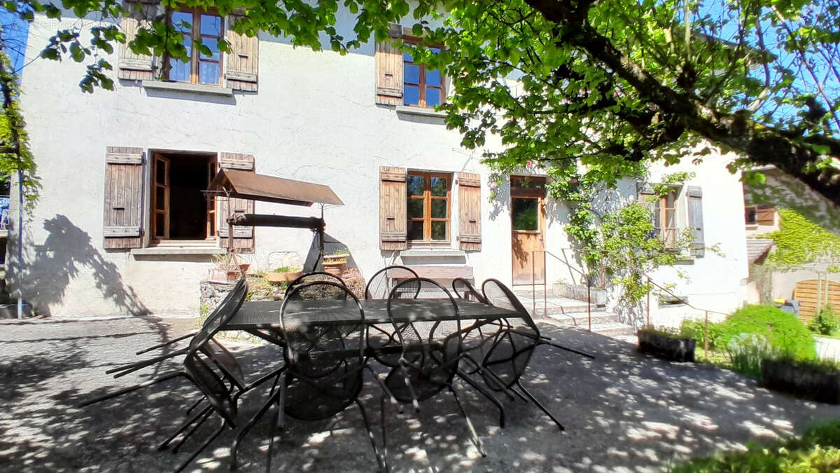 Maison à FAVERGES-DE-LA-TOUR