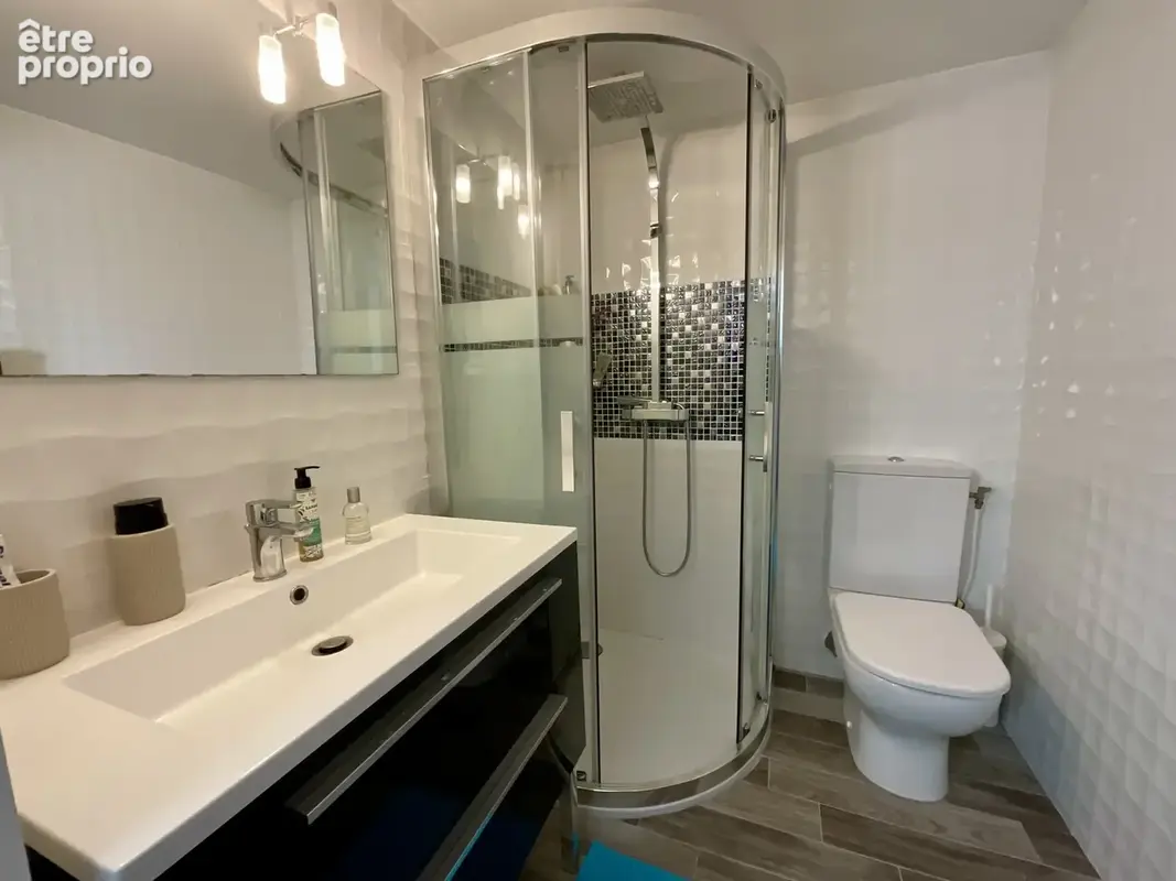 Villa de charme avec piscine, jardin paysager, double garage et prestations premium - photo 15