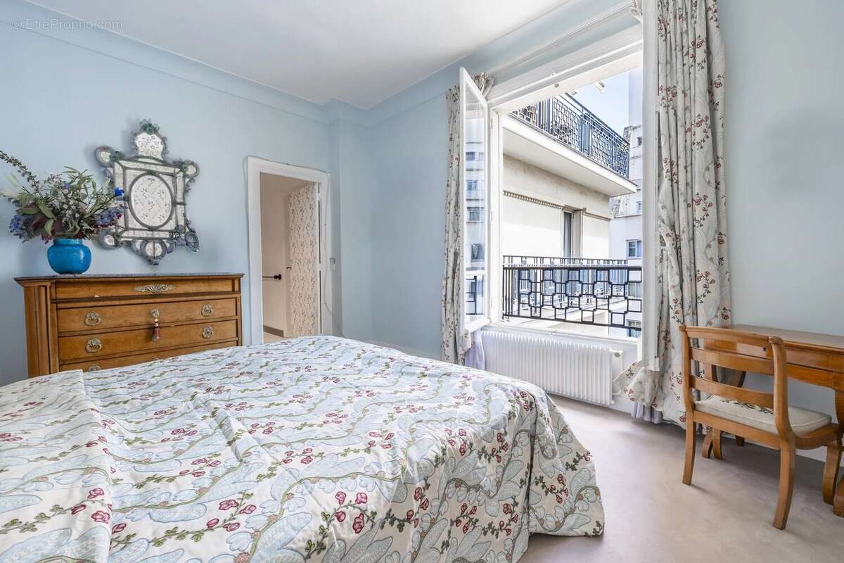 Appartement à PARIS-16E