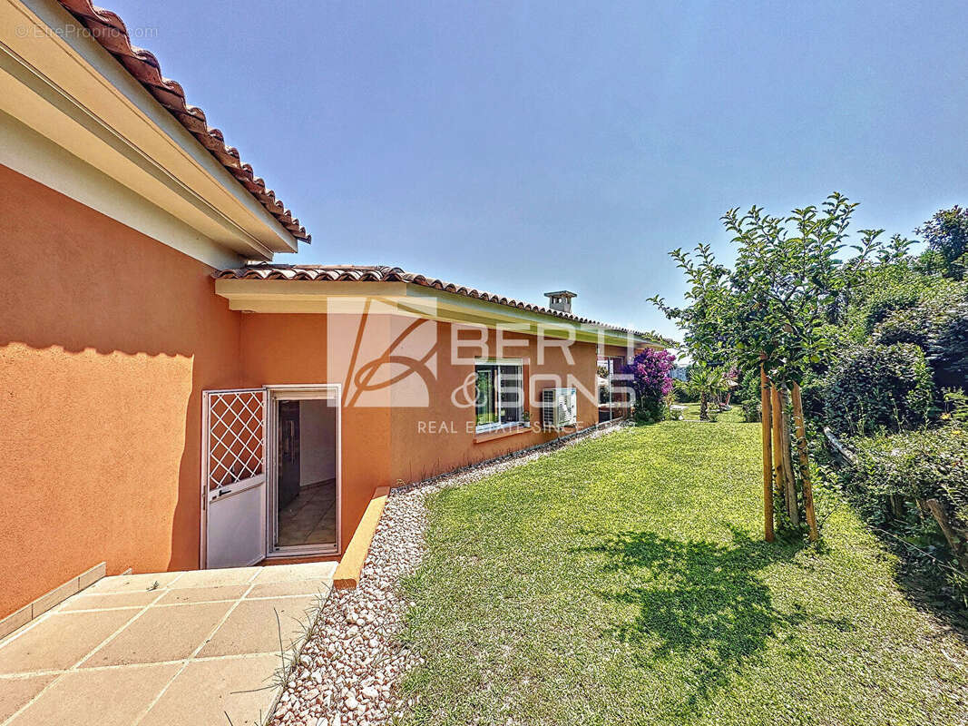 Mandelieu dans domaine prestigieux  - villa de plain-pied - photo 17