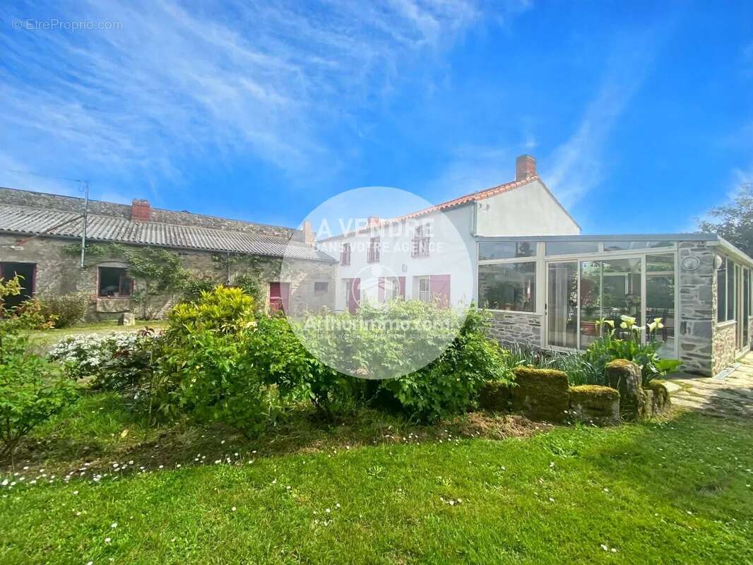 Proche centre, belle longere de 160 m² avec dependances - photo 13