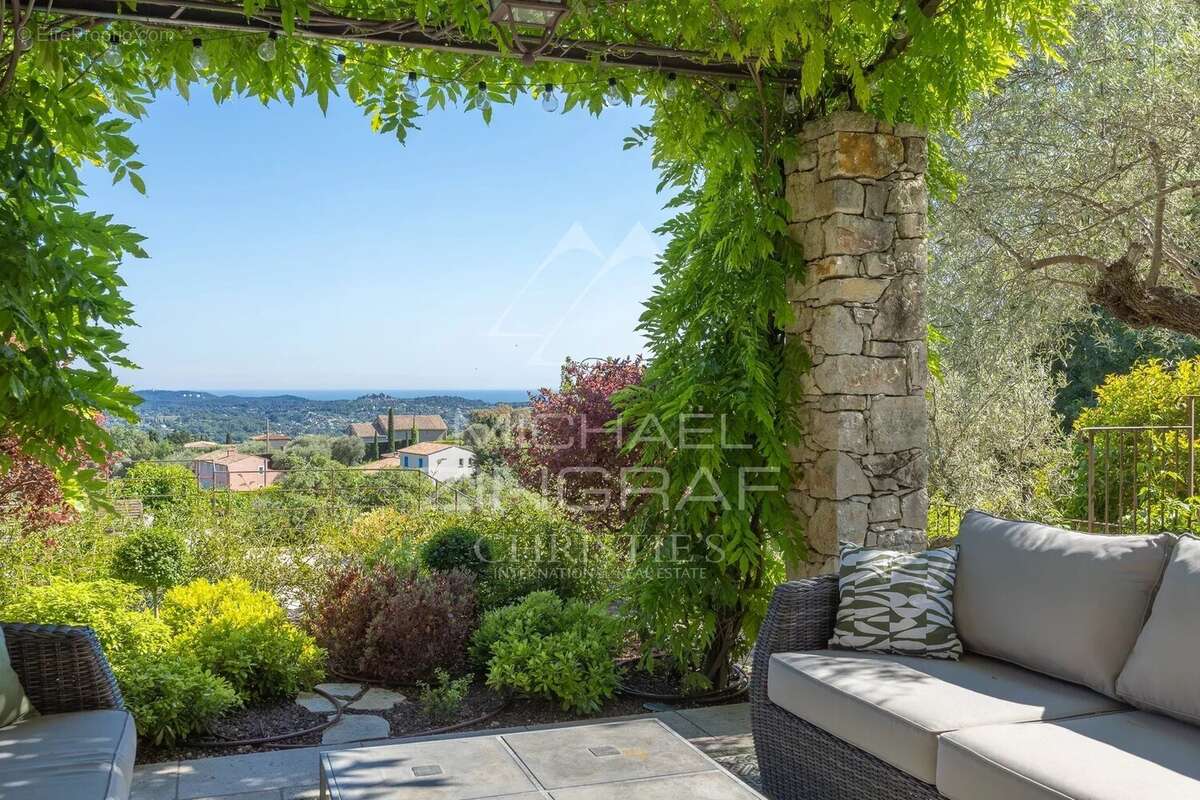 Maison à CHATEAUNEUF-GRASSE
