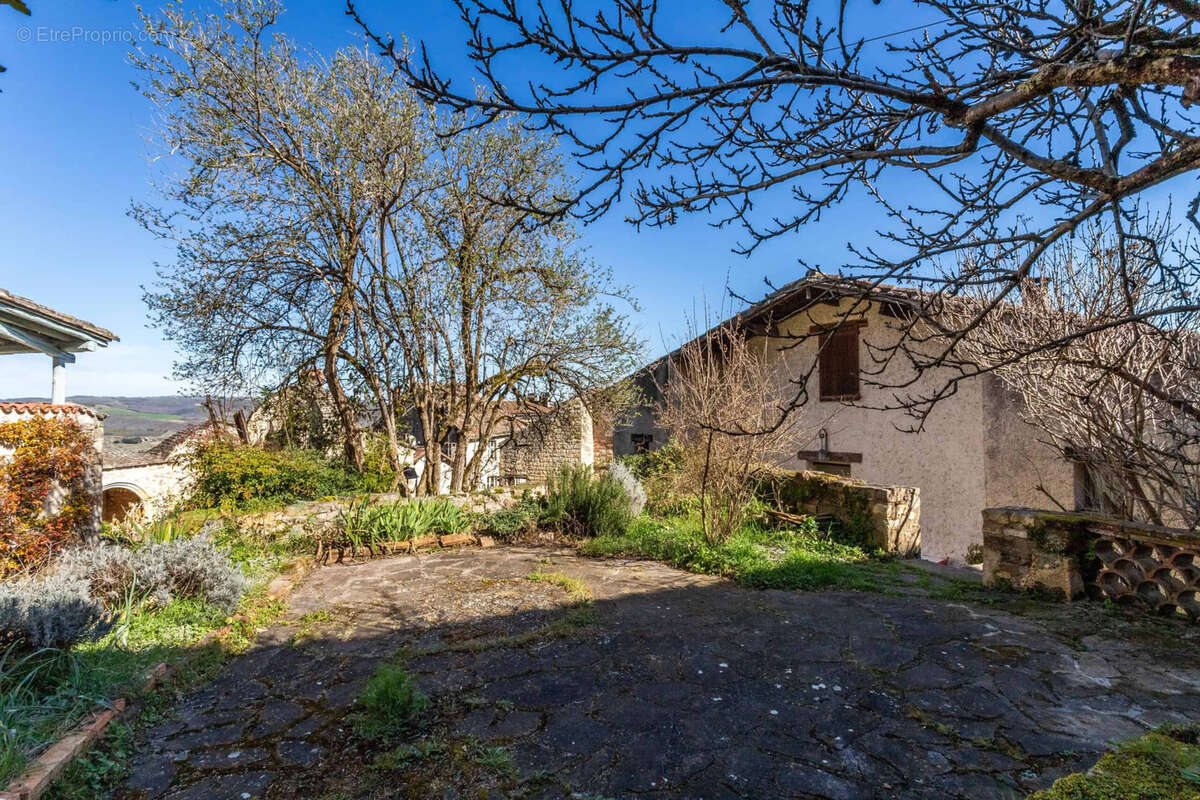 Maison de village avec atelier, annexe et jardin - photo 8