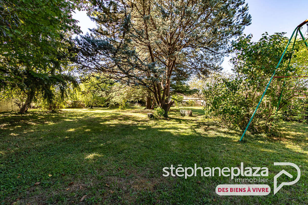 Terrain constructible de 510m², viabilisé, LIBRE CONSTRUCTEUR, au centre de Saint-Maurice-de-Gourdans - photo 2
