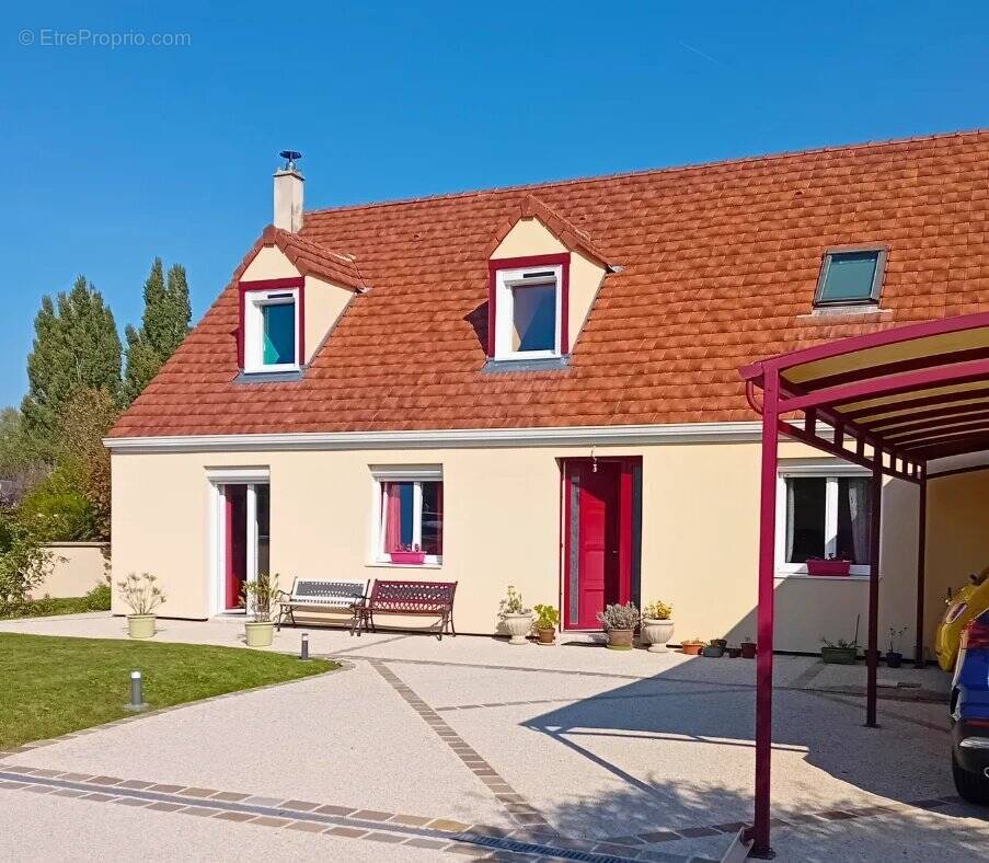 Maison à LES ECRENNES