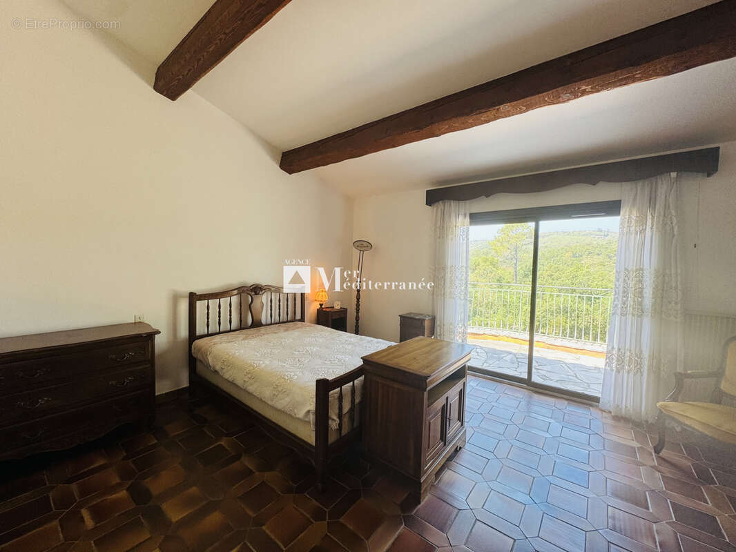 À vendre - propriété de 5,6 hectares, maison de plain-pied + appartement sur la môle (83310) - photo 17
