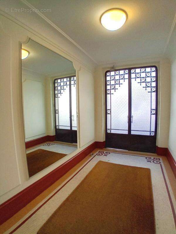 Appartement Haussmannien 75 m² traversant,  Balcons, ascenseur, chambre de service au 8 étage - photo 9