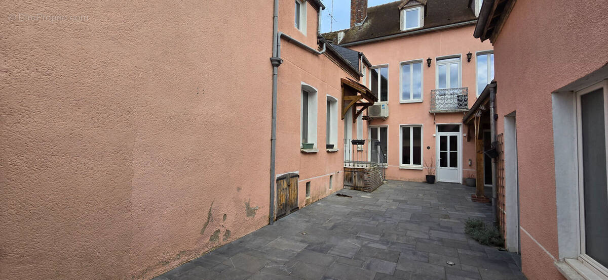 Maison à VILLENEUVE-L'ARCHEVEQUE