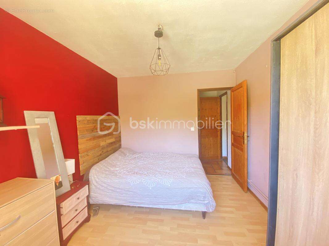 Maison à LA ROQUE-D&#039;ANTHERON