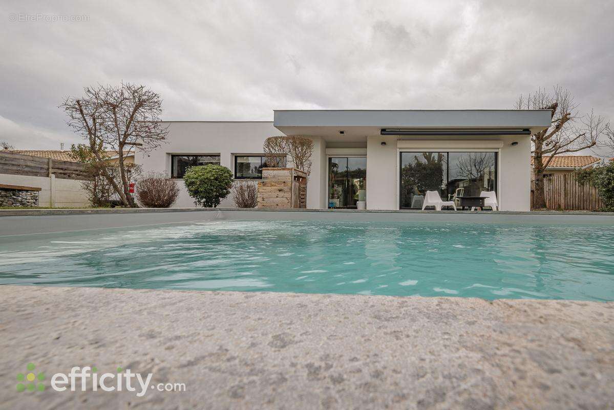 Maison à AMBARES-ET-LAGRAVE