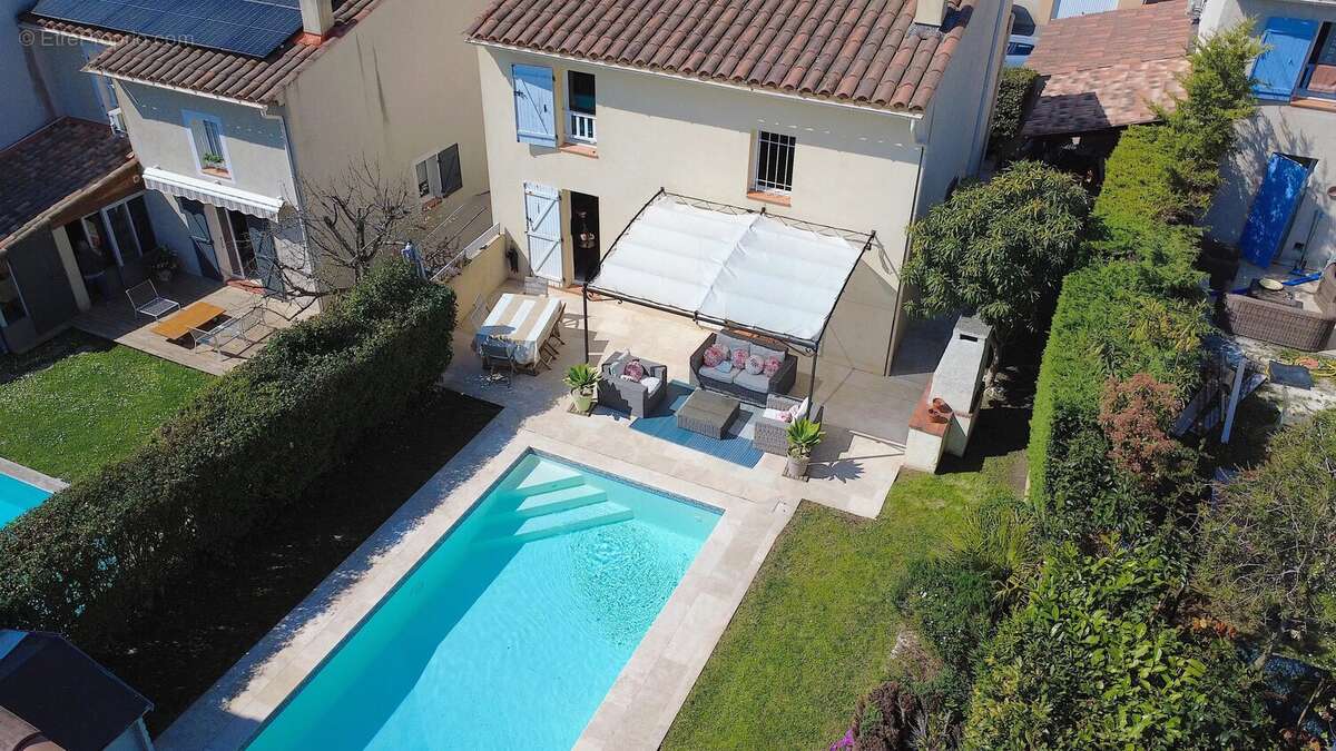 Maison à LA ROQUETTE-SUR-SIAGNE