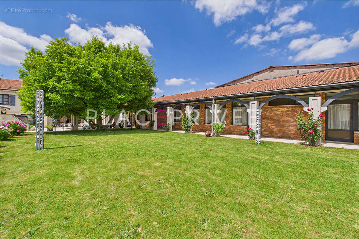 Maison de caractère avec jardin et garages - photo 3