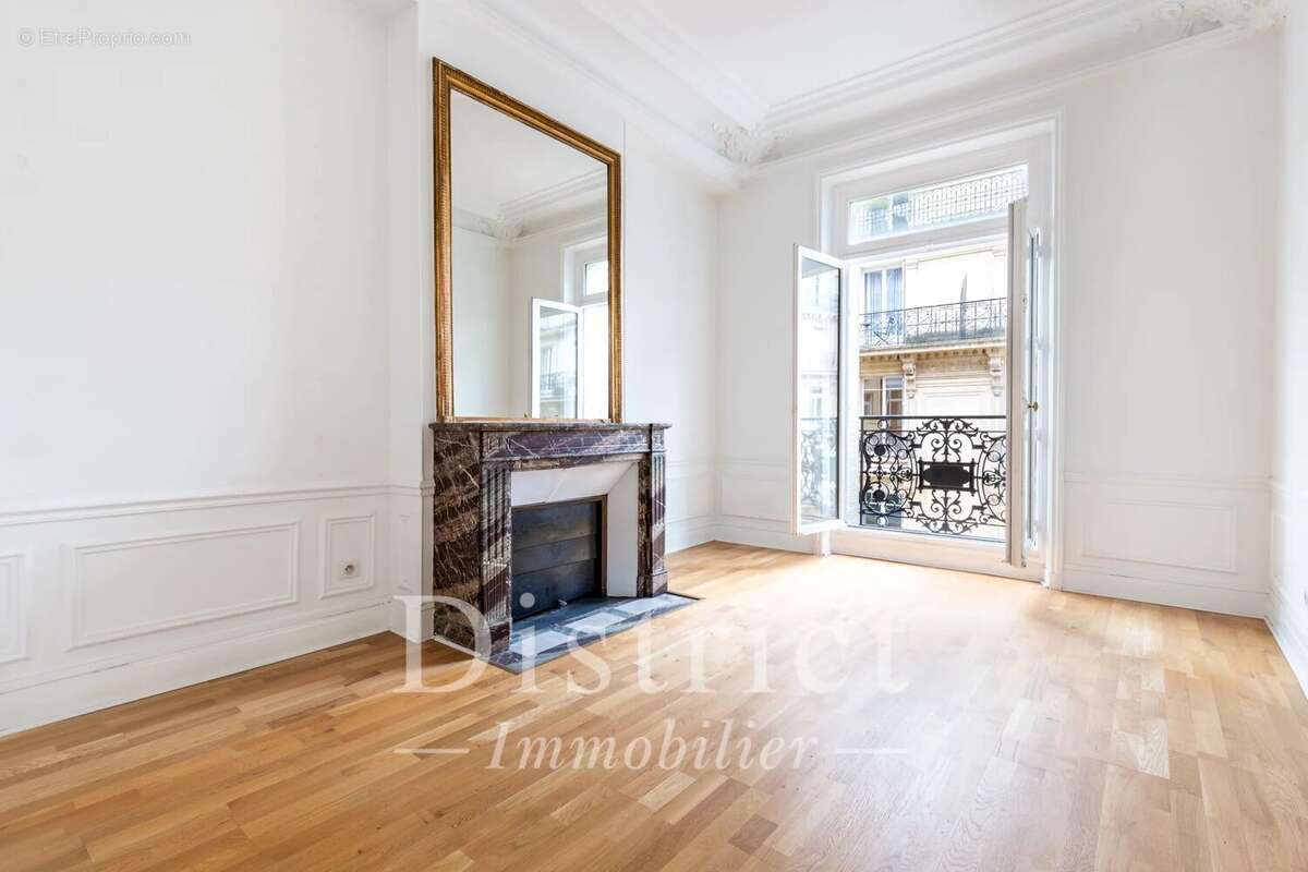 Appartement à PARIS-8E
