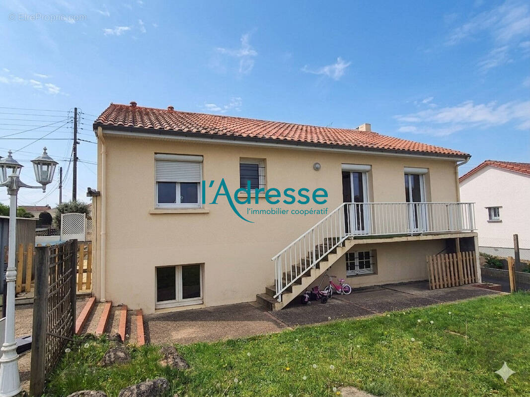 Maison à MONTREVAULT