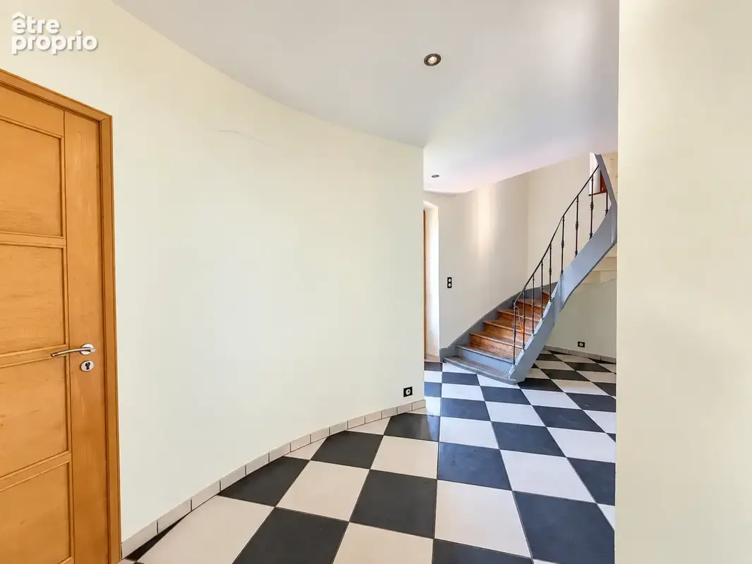 Appartement en duplex 174 m2 - MACLAS centre - 4 chambres, cave et terrasse privatives + jardin commun - photo 6