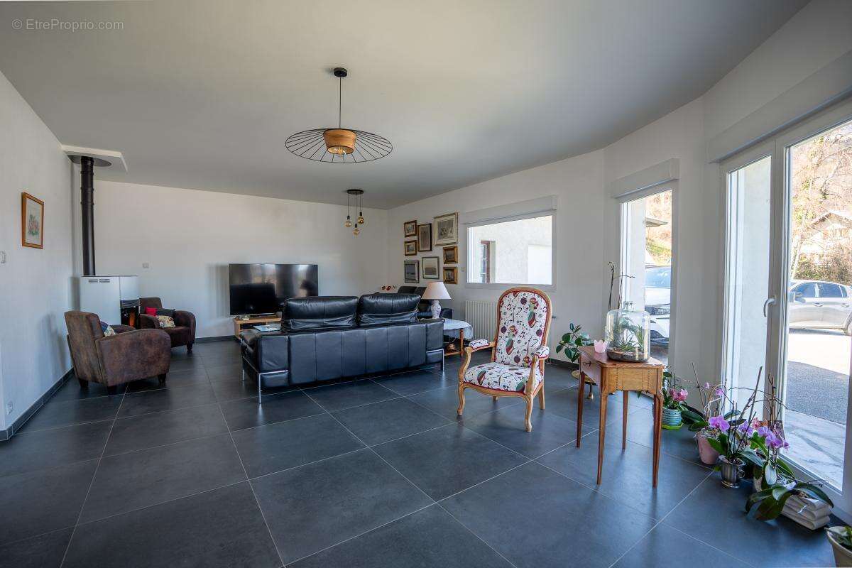 Maison 208 m² à Engins  - photo 6