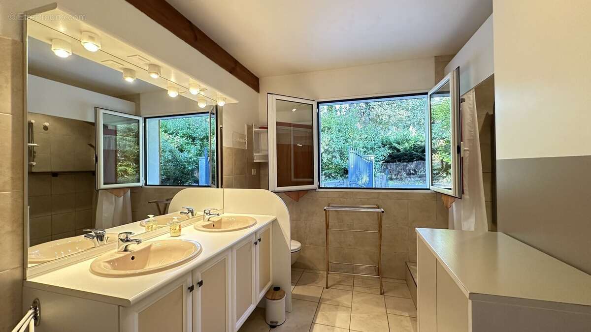 Entre Forêt Landaise et Art de Vivre  Ensemble de deux maisons sur 1638 m² de terrain boisé. - photo 14