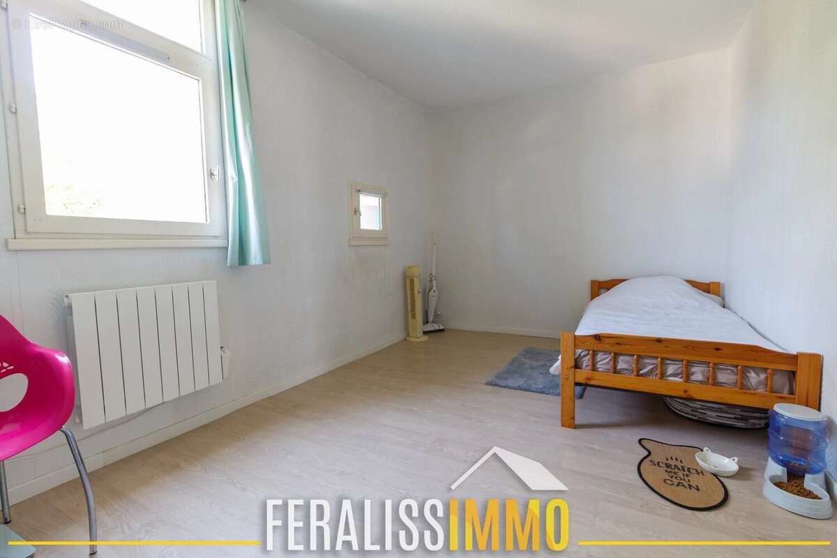 Emplacement recherché, 4 chambres et beau potentiel ! - photo 9