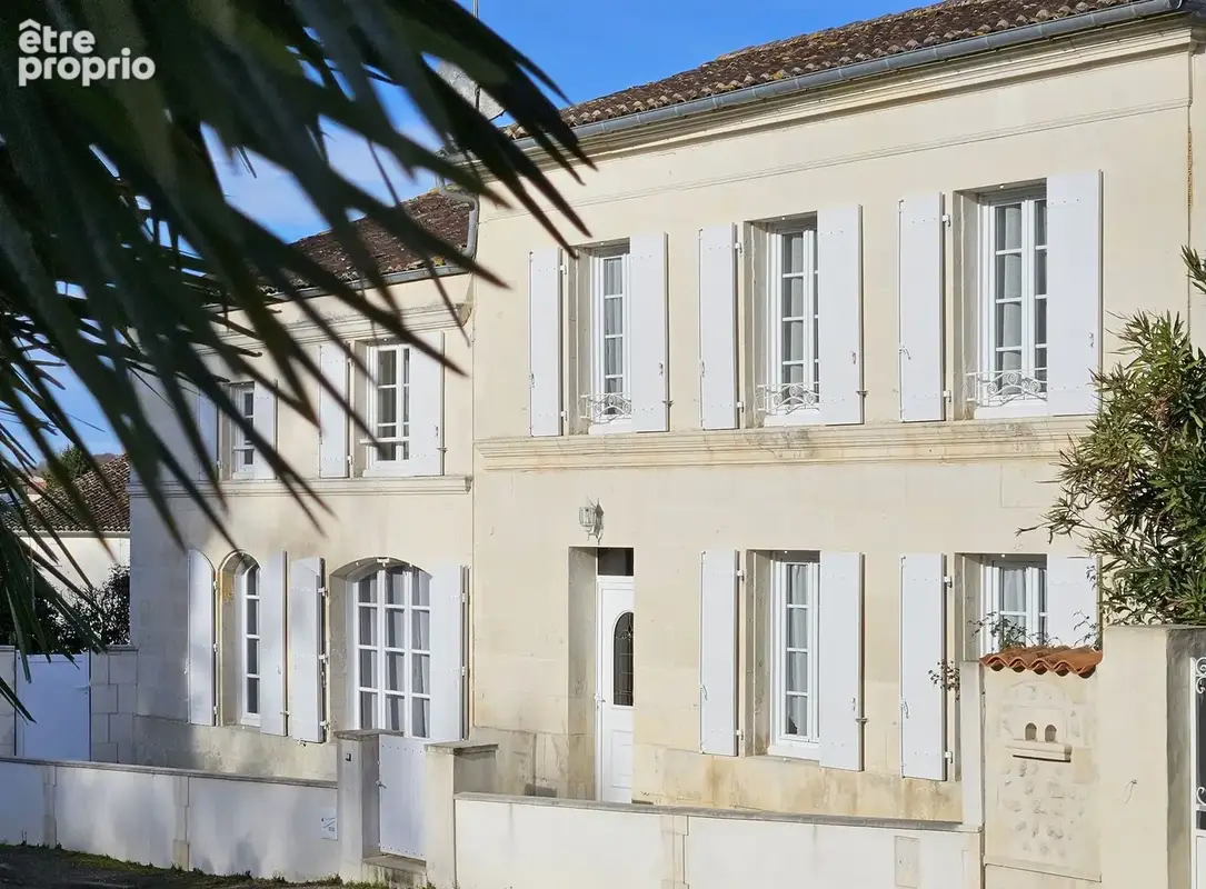 Une demeure en pierre en cœur de village - photo 2