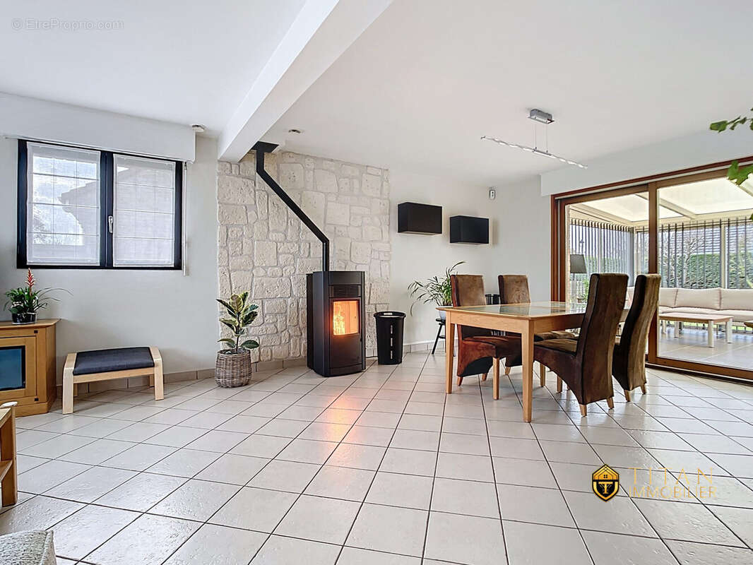 Maison individuelle coup de coeur  3 chambres  Jardin exposée Sud ouest  véranda  garage à Uxem Titan immobilier - Maison à UXEM