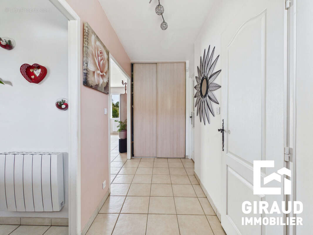 Maison 131 m² à La Caillere-Saint-Hilaire  - photo 2