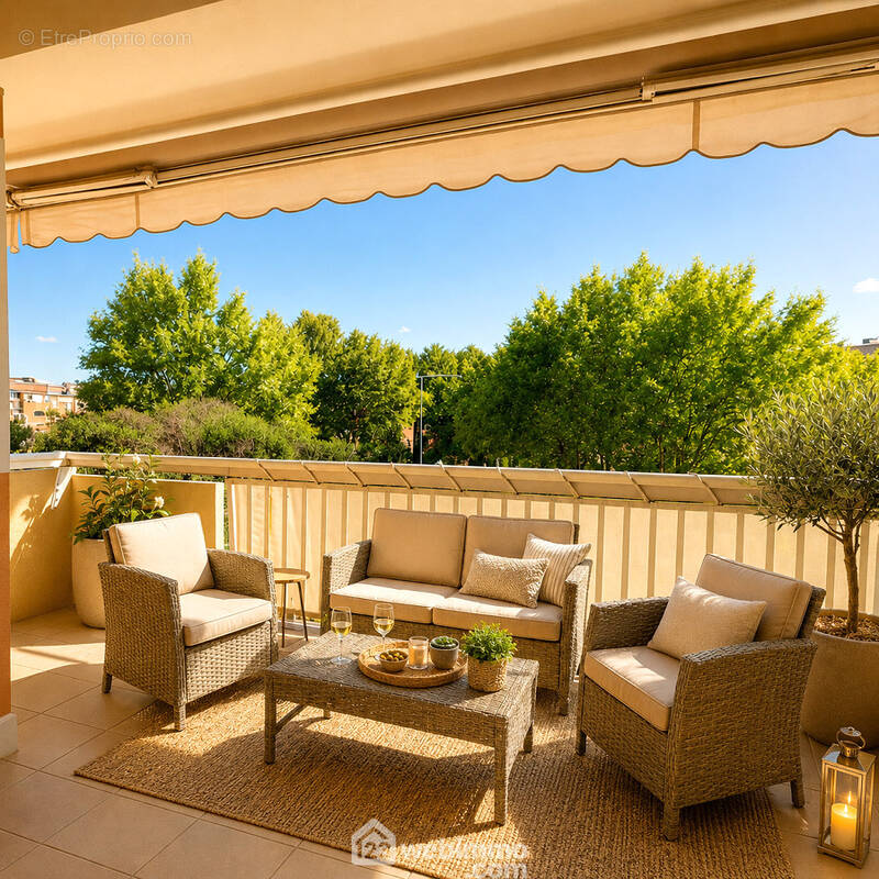 Belle terrasse exposée plein Sud offrant un véritable espace de vie extérieur au c½ur de Sainte-Maxime. - Appartement à SAINTE-MAXIME