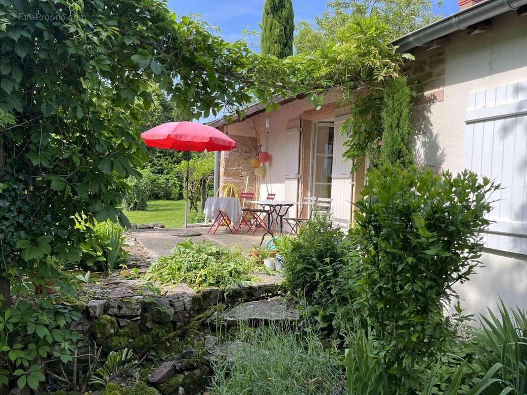 Maison 300 m² à La Genete  - photo 6