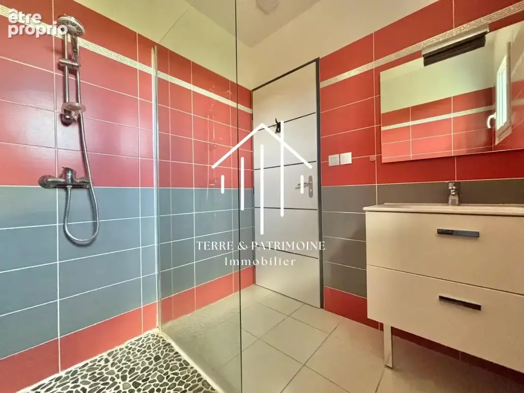Villa contemporaine alliant calme, confort et proximité des commodités au cœur de Saint-Paul-le-Jeune. - photo 11