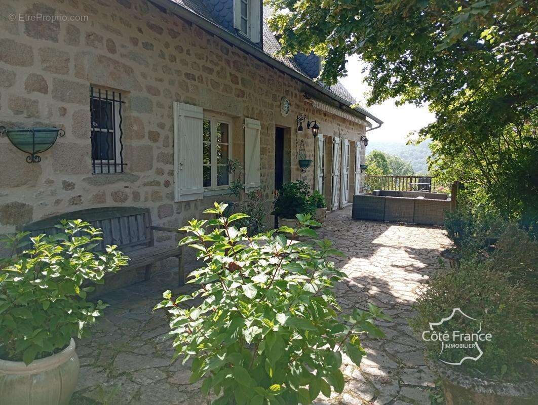 Maison à LA ROCHE-CANILLAC