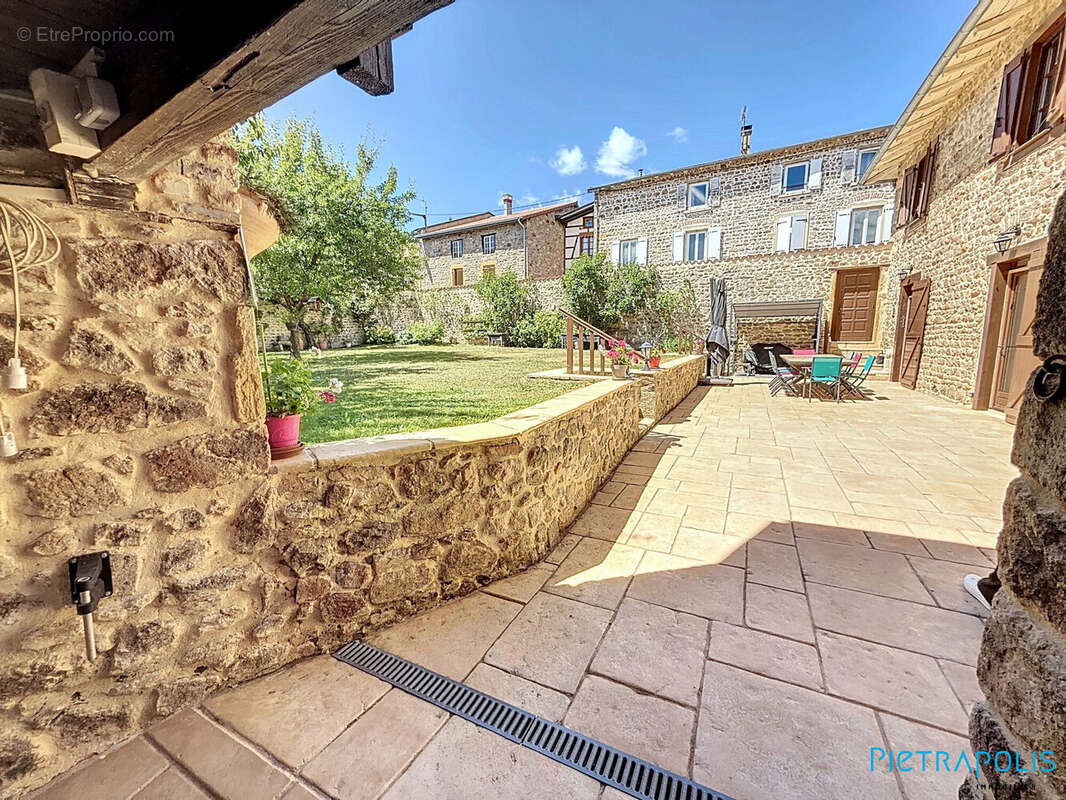 Maison 221 m² à Saint-Bonnet-Le-Troncy  - photo 2