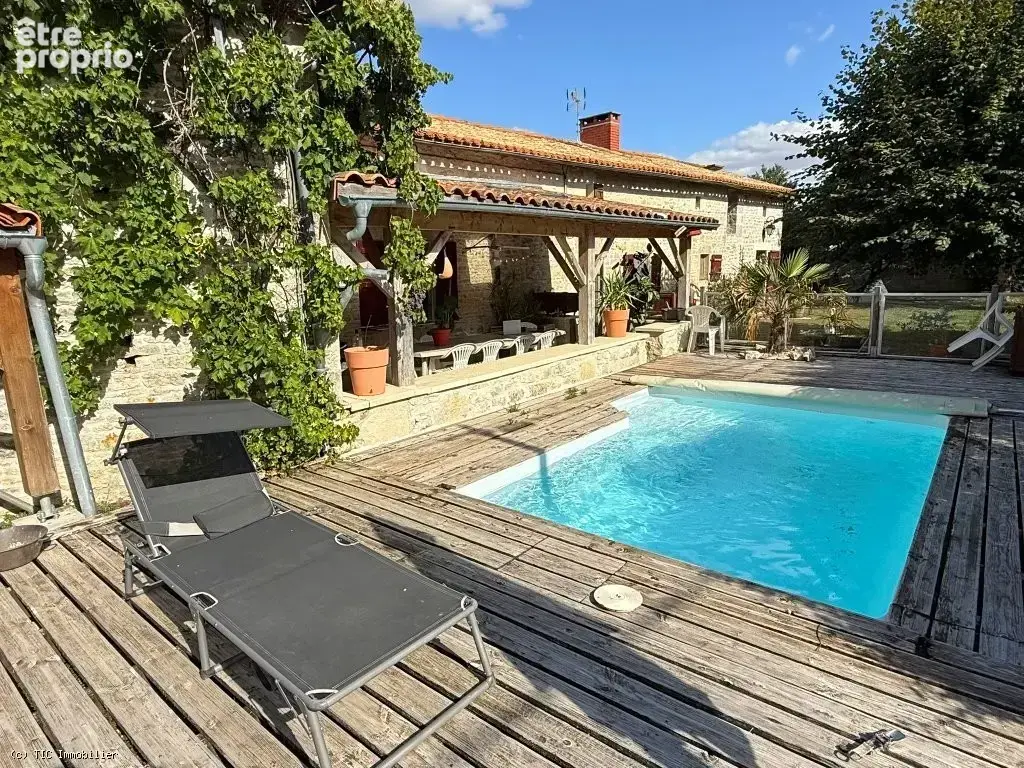 Maison en Pierre Avec Sa Piscine Chauffée et Dépendances Sur 4676m² - photo 2