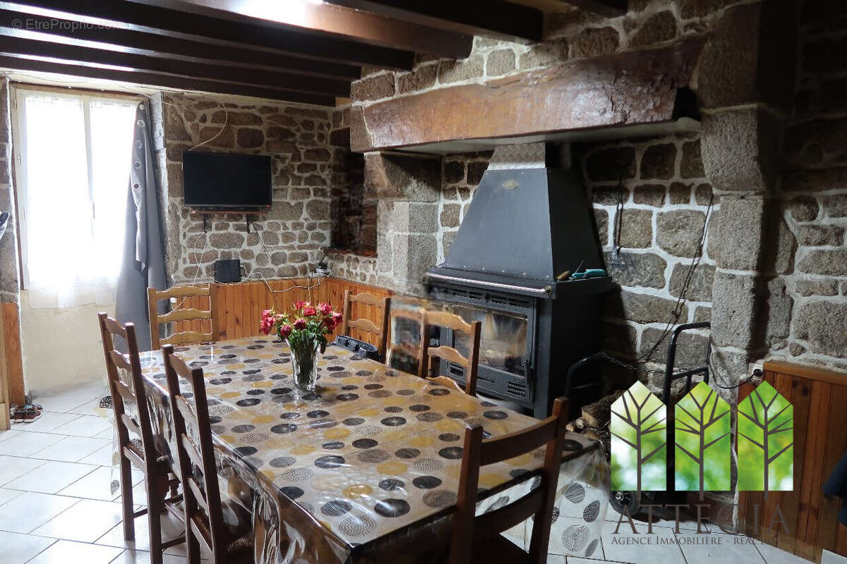 SALLE A MANGE - Maison à SAINT-MARTIAL-LE-MONT