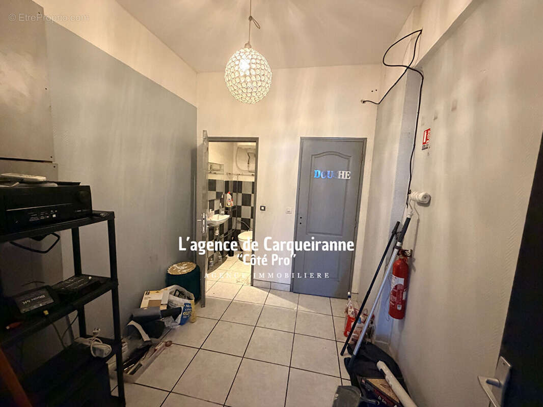A vendre murs commerciaux  libre 101 m2 entierement renove avec cour privative de 30 m2 idealement situe a la seyne sur mer - photo 9