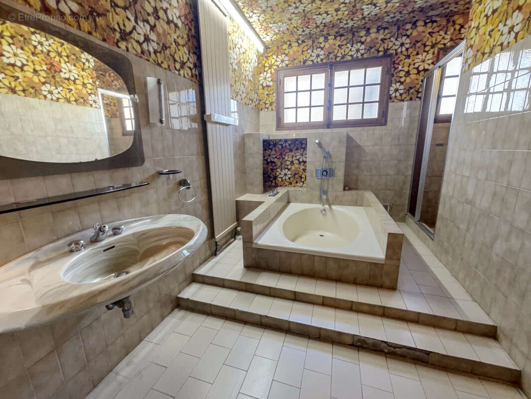 Maison à MIRANDOL-BOURGNOUNAC