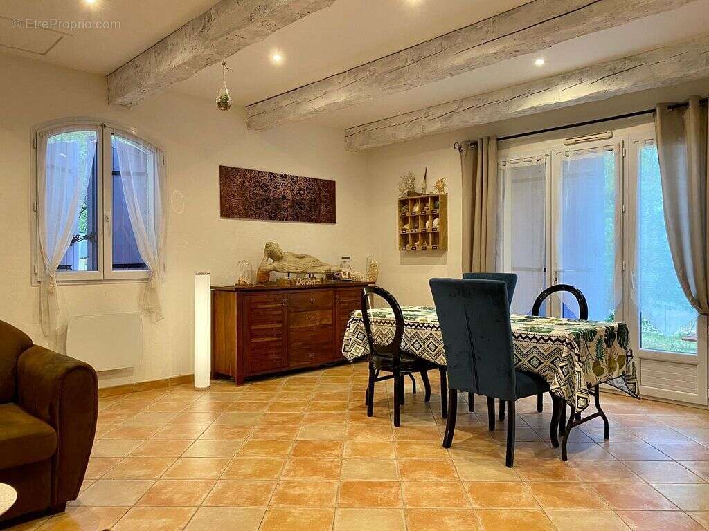 Maison 141 m² à Regusse  - photo 8