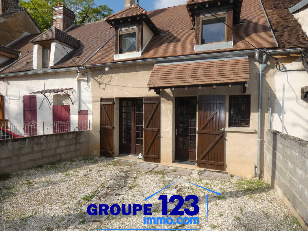 Maison à LAROCHE-SAINT-CYDROINE