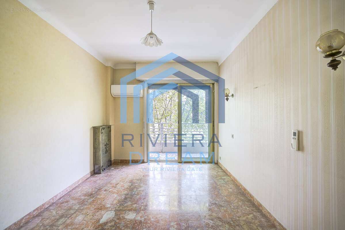 MENTON - Face a la mer, appartement type 3 avec terrasse, cave et parking. - photo 5