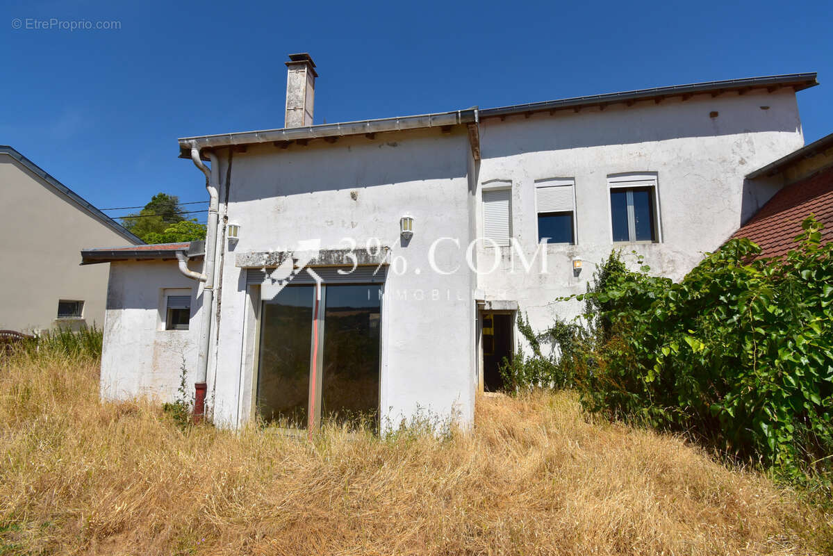 Maison de caractère de 280 m2 à rénover sur un terrain d'environ 950 m2 à FAVIERES - photo 5