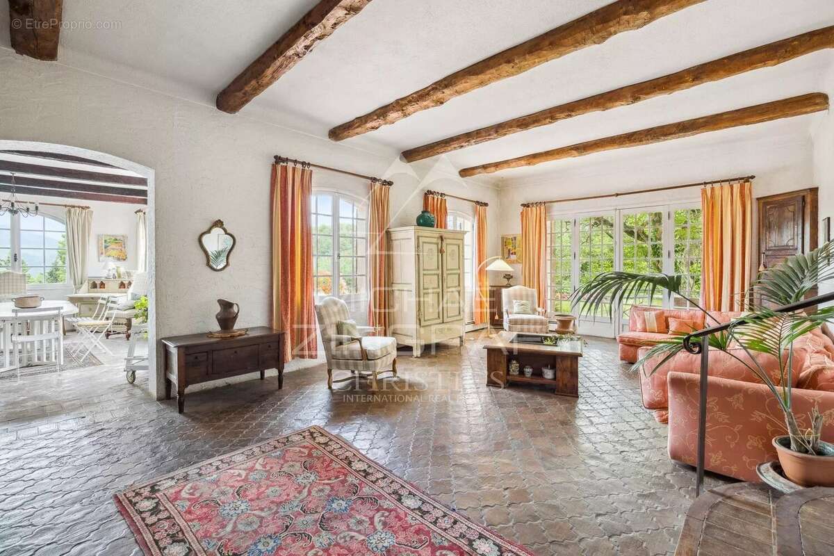 Propriété d'exception avec forêt, parc , tennis et vue dégagée. - photo 4