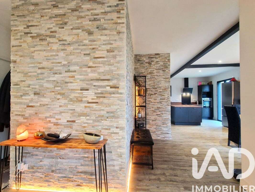 Photo 5 - Maison à VILLEBOIS-LAVALETTE