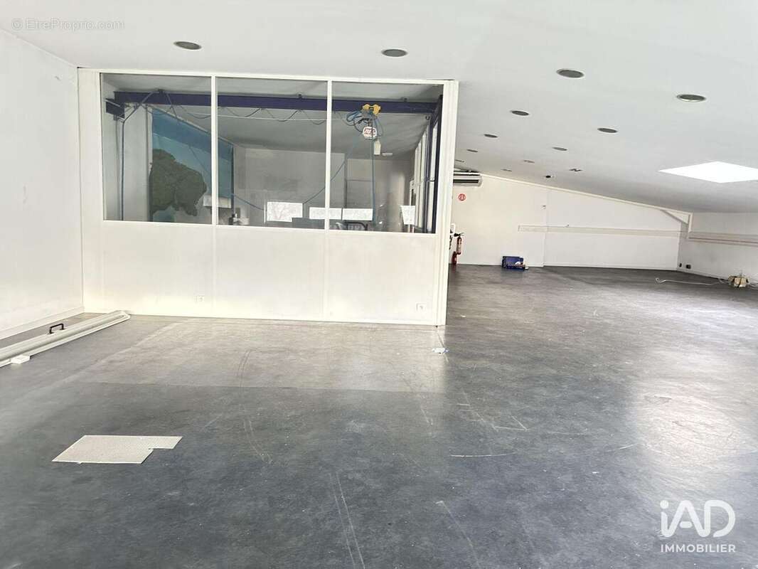 Photo 6 - Commerce à SARTROUVILLE