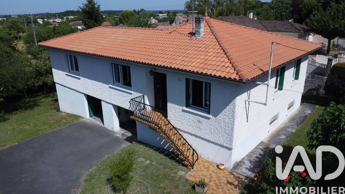 Photo 1 - Maison à LA COURONNE