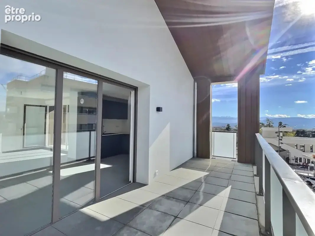 Appartement dernier étage avec trois chambres et deux terrasses - DEUX GARAGES - photo 2