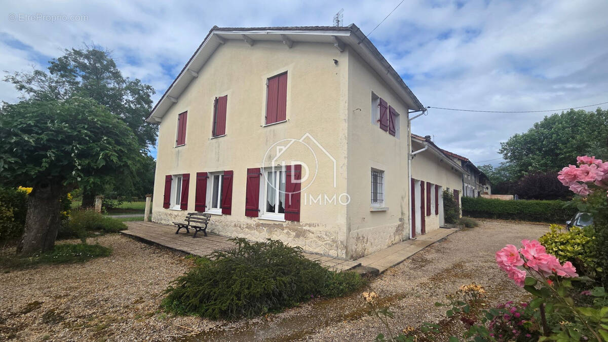 Maison à MENESPLET