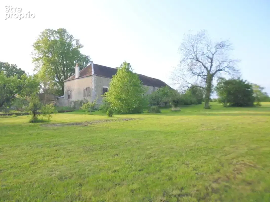 Corps de ferme semi autonome de 1027m² de bâtiments sur un terrain de 2.8 hectares - photo 3