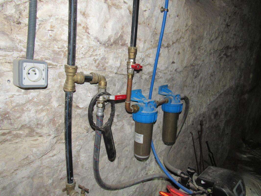 Grande maison medievale  de village entierement renovee dpe en b avec une petite maison qui sert de garage   290000€ - photo 57