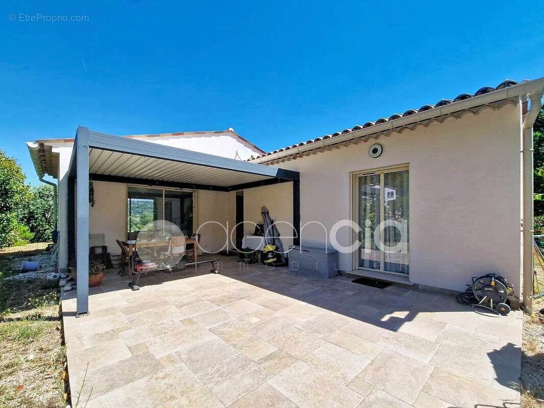 Maison à CHATEAUNEUF-GRASSE