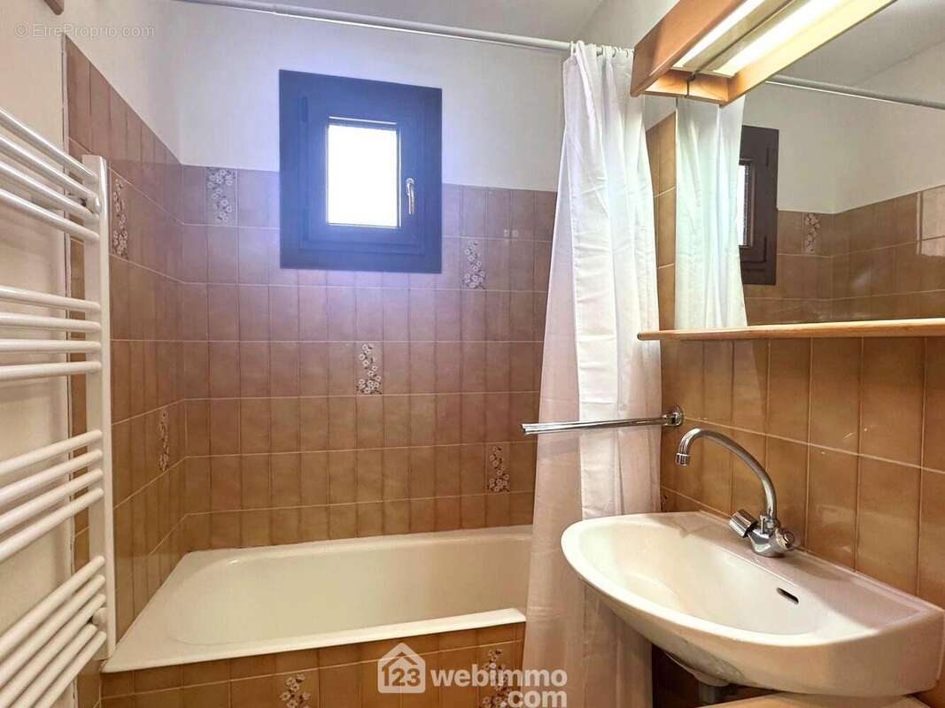 Une salle de bain complète le tout équipée d'un sèche-serviette. - Appartement à CREST-VOLAND